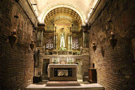 Illustrazione del Santuario di Loreto con un focus simbolico sulla Santa Casa e la presenza del monastero adiacente