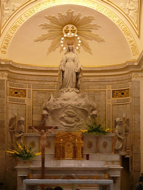 Statua della Vergine del Globo all'interno della cappella