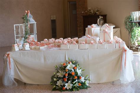Foto: esempio di allestimento per il tavolo delle bomboniere e della confettata.