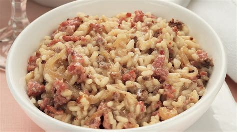 Piatto di risotto con croatina e pasta di salame