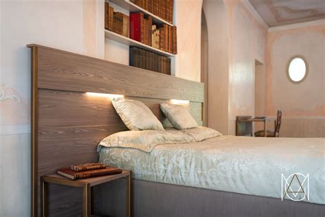 Foto della celletta di San Francesco con il letto in legno originale