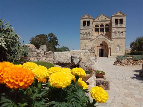 vista panoramica del Monte Tabor con la Basilica della Trasfigurazione