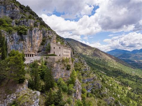 Vista panoramica dell'Eremo di Sant'Onofrio al Morrone, con Sulmona sullo sfondo.