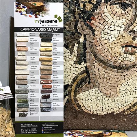 Dettaglio delle tessere di mosaico della statua con nomi scritti