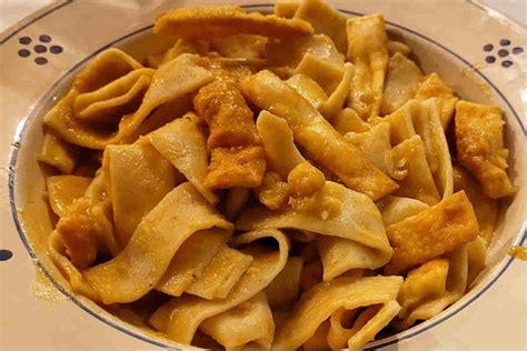 Foto di un piatto di ciciri e tria con pasta e ceci