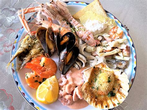 Foto di un piatto di pesce alla scapece con pesciolini fritti