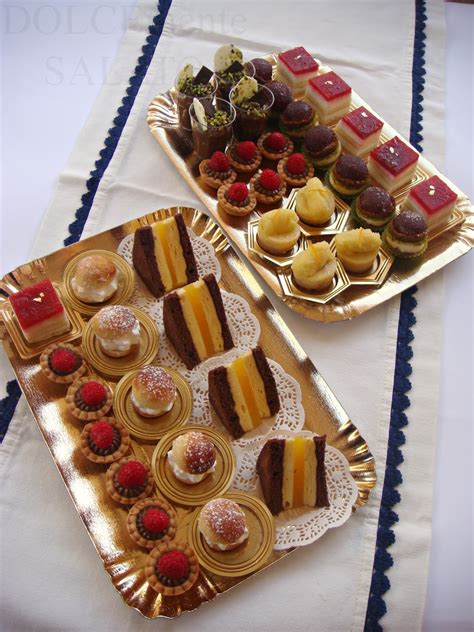 Foto di un assortimento di dolci salentini, inclusi pasticciotti e purcedduzzi