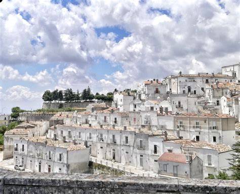 Veduta panoramica di Monte Sant'Angelo con il centro storico e il mare sullo sfondo