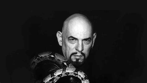 Ritratto di Anton Szandor LaVey con il suo abbigliamento distintivo e la barba appuntita
