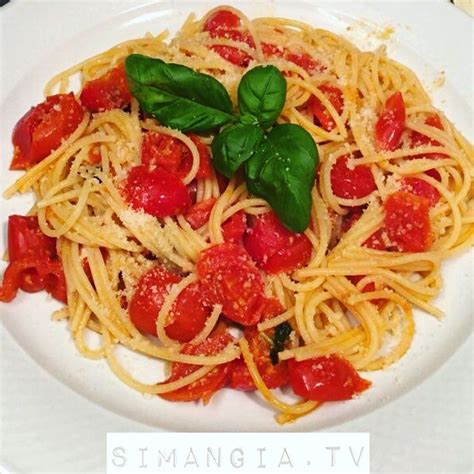 Foto di pasta al basilico servita, con pomodori freschi e foglie di basilico