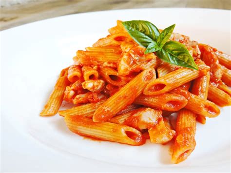 Schema degli ingredienti principali per la pasta al basilico: pomodoro, basilico, aglio, olio d'oliva