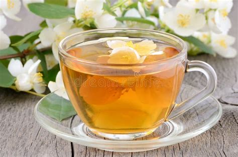 Tazza di tè al gelsomino con fiori secchi