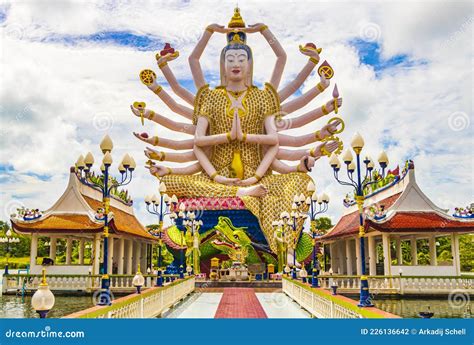 Foto della statua di Guanyin a Wat Plai Laem