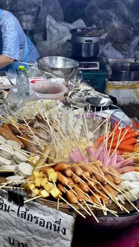 Foto di street food thailandese in un mercato notturno