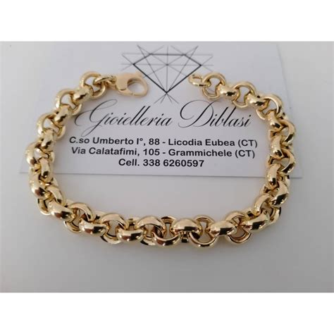 foto di un bracciale elegante con un dettaglio significativo