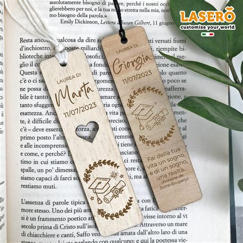 composizione di diversi regali artigianali e personalizzati per il padrino, come una scatola in legno incisa, un kit di semina e una scatola di vino