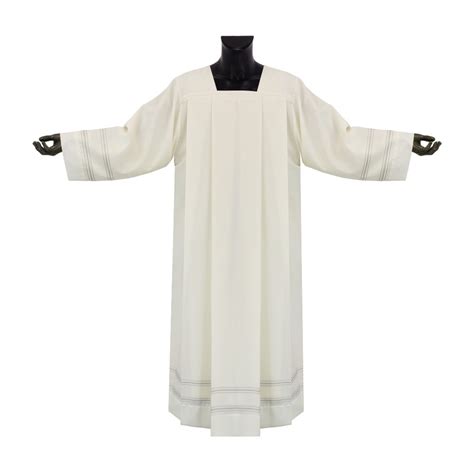 Dettaglio del collo e della chiusura di un camice liturgico