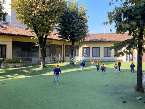 Foto degli spazi interni ed esterni della Scuola Sacro Cuore, inclusi il salone polifunzionale e il giardino