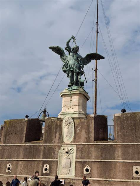 Castel Sant'Angelo con la statua dell'Arcangelo Michele in cima