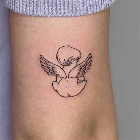 Esempio di tatuaggio stilizzato dell'Arcangelo Michele con ali spiegate