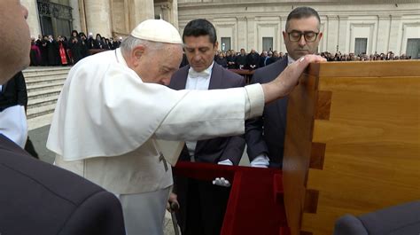 Benedetto XVI che saluta i fedeli in Piazza San Pietro durante l'Angelus di Capodanno