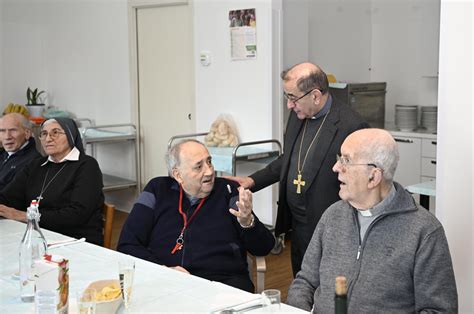 Interno di Casa Clero con sacerdoti anziani in attività ricreative