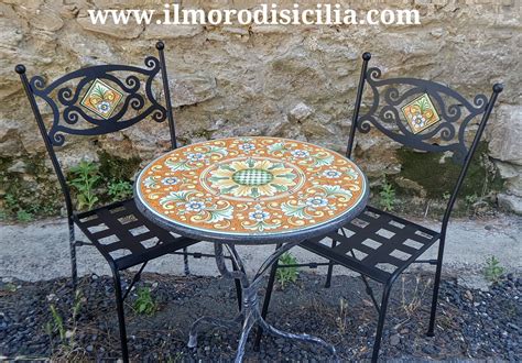Tavolo in pietra lavica decorato con motivi tradizionali siciliani