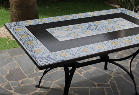 Arredo giardino con tavolo in pietra lavica siciliana