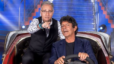 Paolo Bonolis e Luca Laurenti sul palco di Ciao Darwin durante una puntata