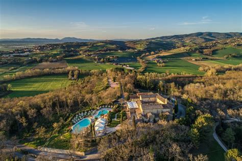 Vista panoramica dell'Abbazia Collemedio Resort & Restaurant immersa nel paesaggio umbro