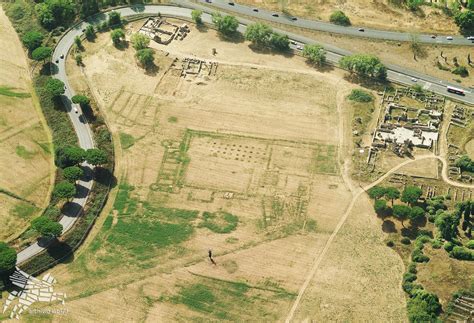 Fotografia aerea degli scavi archeologici in corso all'Abbazia di Sant'Ilario