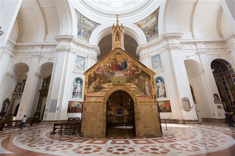 Interno della Basilica di Santa Maria degli Angeli con la Porziuncola al centro