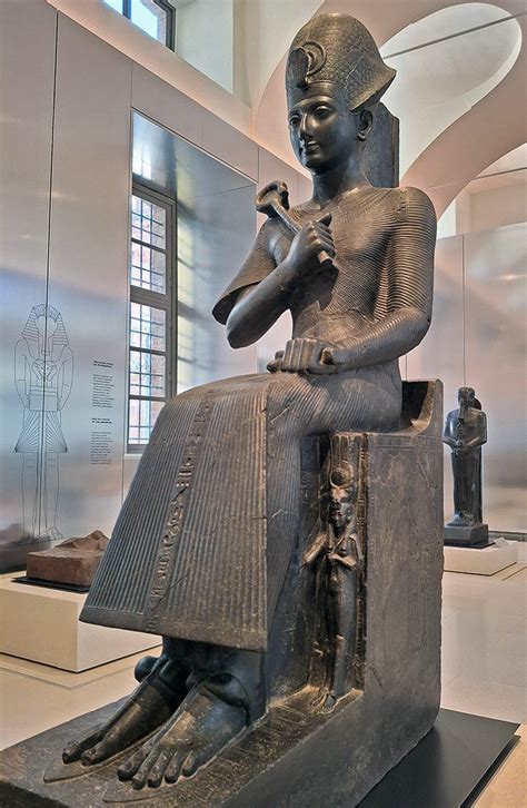 Ricostruzione interna di un tempio egizio con la statua del dio nel santuario