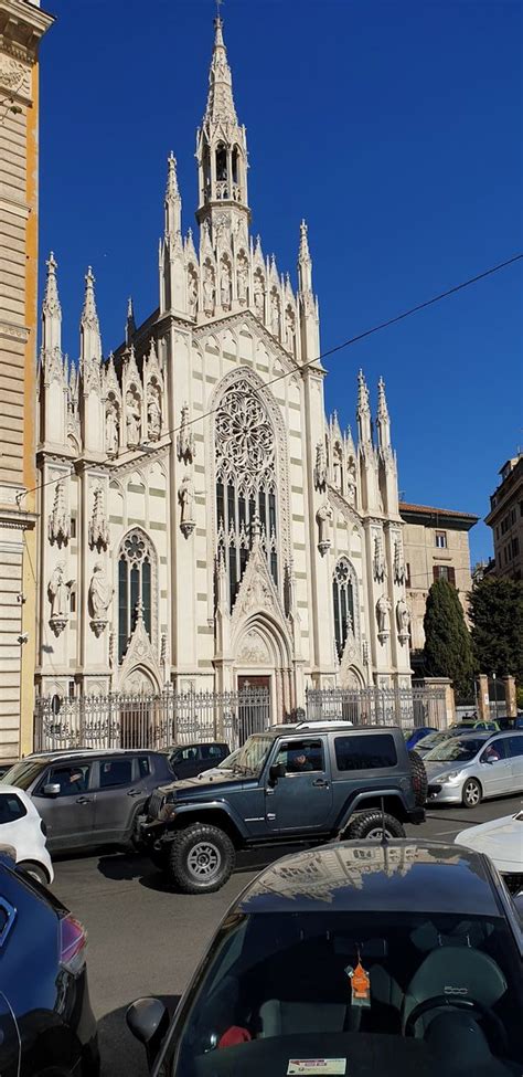 Esterno della Chiesa del Sacro Cuore di Gesù a Pescara, stile neogotico