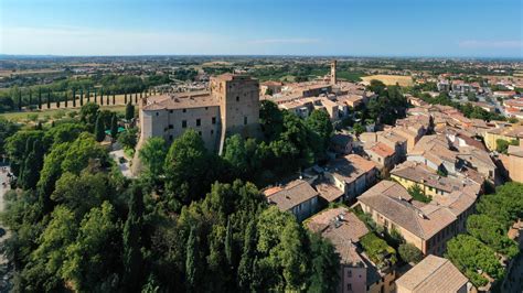 Veduta panoramica del borgo medievale di Santarcangelo di Romagna arroccato sul Colle Giove