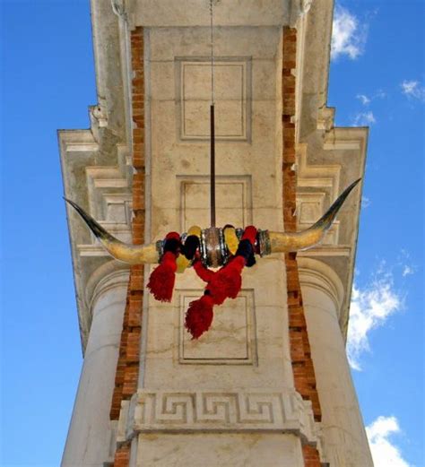 Foto dell'Arco Ganganelli con le corna appese durante la Fiera di San Martino