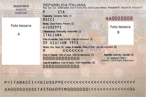 Immagine ravvicinata del microchip e della pagina dati del passaporto elettronico