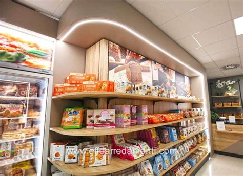 Interno del Supermercato CM con esposizione di prodotti alimentari e articoli da mare