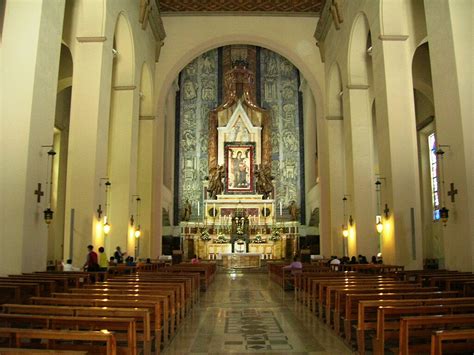 Interno della Chiesa Nuova del Santuario di Montevergine con l'altare maggiore e la Madonna di Montevergine