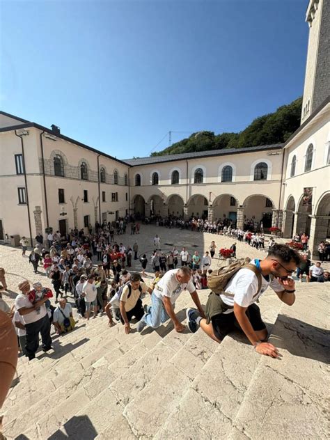 Pellegrini in cammino verso il Santuario di Montevergine