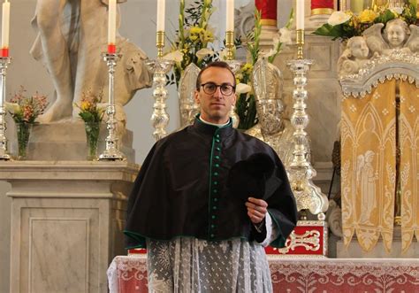 foto del nuovo parroco don Mario Da Ros con il vescovo e la sindaca durante la cerimonia di ingresso