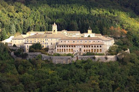 veduta panoramica della Certosa di Trisulti immersa nei boschi di Collepardo