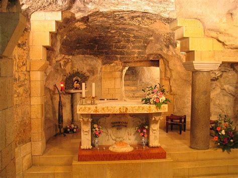 Foto interna della Basilica dell'Annunciazione a Nazareth, mostrando l'altare e la grotta