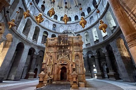 Interno della Basilica del Santo Sepolcro con focus sull'Edicola dell'Anastasis