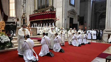 Cattedrale di Novara gremita durante l'ordinazione sacerdotale dei sei nuovi presbiteri