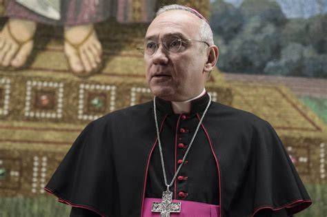 Ritratto formale di Arcivescovo Edgar Peña Parra
