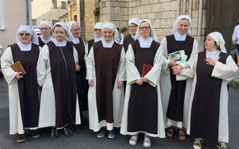 Foto della comunità delle Piccole Suore Discepole dell'Agnello durante un momento di preghiera o di lavoro