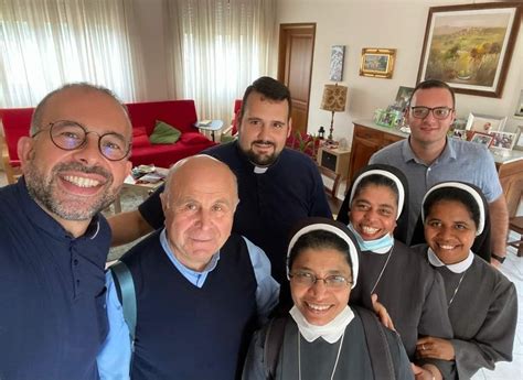 Foto delle Suore Francescane con le famiglie ospiti nella loro casa a Roma