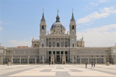 Vista della Cattedrale dell'Almudena a Madrid