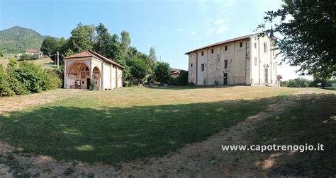 Foto dei due edifici del Santuario della Brughiera e del prato circostante
